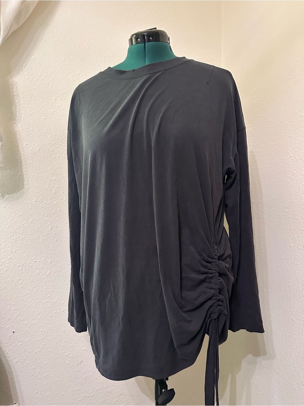 lululemon athletica Long Sleeve Side-Ruched Top in Charcoal